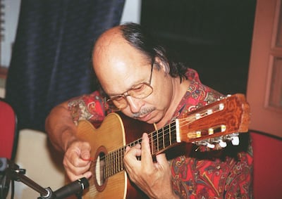 El guitarrista Serafín Ullón en una fotografía de 1997. El músico falleció hoy a los 84 años.