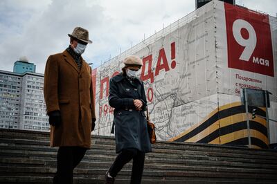 Dos personas con mascarillas en el centro de Moscú, Rusia.