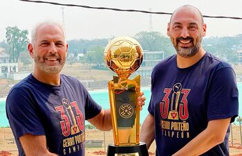 La dinastía Zapag disfruta de otra consagración del Ciclón. Juan José y Raúl, el presidente actual de la entidad azulgrana.