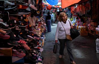 Una mujer camina por el Mercado 4. Paraguay ha pasado de un nivel medio de discriminación a un nivel bajo, según el Centro de Desarrollo de la Organización de Cooperación y Desarrollo Económicos (OCDE).