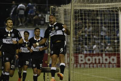 Richard Ortiz celebra el único tanto de Olimpia ante Tacuary, en el Luis Alfonso Giagni.