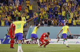 Festejo de los brasileños tras el gol que le dio la victoria ante Suiza. El tanto lo marcó Casemiro (5)