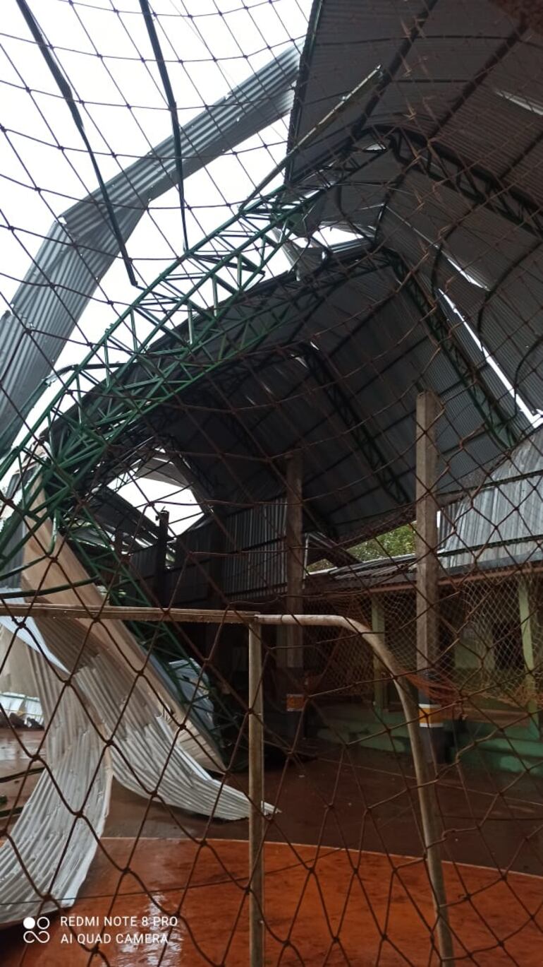 Hierros quedaron retorcidos cerca de uno de los arcos del polideportivo.