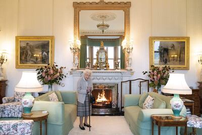 La última foto pública de la reina Isabel II, Drawing Room, en el castillo de Balmoral. (EFE/EPA)