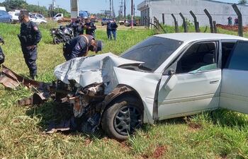 El automóvil quedó con la parte delantera totalmente destrozada.