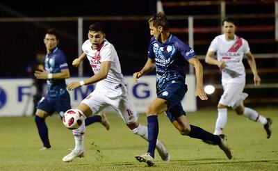 Llegar a la pelota enfrenta al riverista Ramón Sosa y al gua’i David Mendieta, anoche en Los Jardines del Kelito.