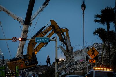 Rescatistas buscan entre los escombros del edificio Champlain Towers South, en Surfside, el martes.