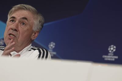 MADRID, 11/04/2023.-El entrenador italiano del Real Madrid, Carlo Ancelotti, durante la rueda de prensa tras el entrenamiento previo al partido de cuartos de final de Champions League contra el Chelsea, este martes en la Ciudad Deportiva de Valdebebas en Madrid.- EFE / Sergio Pérez
