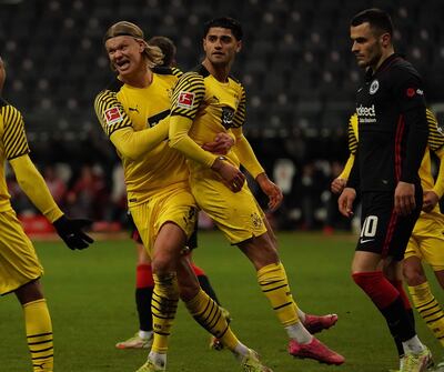 El noruego Erling Haaland  festeja con Mahmoud Dahoud (d), quien marcó el tercer tanto para Dortmund.