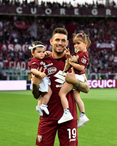 Papá orgulloso. Tonny Sanabria con sus hijas Arianna y Mía. Hoy, la más pequeñita cumple su primer año de vida.