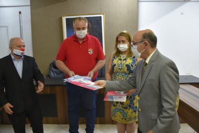 El abogado Lulio Gamarra cuando entregaba el proyecto de ley al gobernador Roberto González Vaesken (ANR) y a los diputados Blanca Vargas (ANR) y Manuel Trinidad (PLRA).