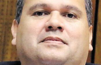 El diputado Derlis Maidana (ANR-HC), antes que negar que sea su voz la del audio, dijo que recibe muchos pedidos similares.