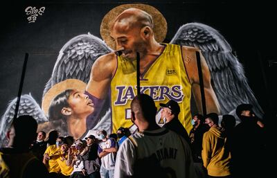 Fans de los Lakers celebran el título frente a un mural de Kobe y su hija Gigi en Los Angeles.