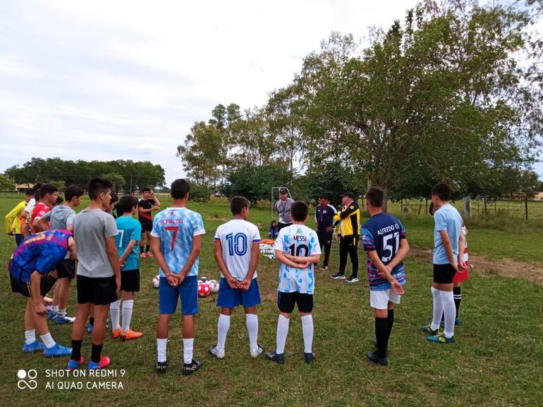 Los chicos seleccionados de todo el departamento de Ñeembucú para el amistoso con la Seleccion Paraguaya, en Pilar.