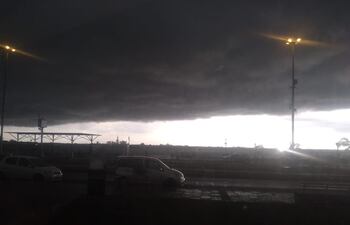 Oscuridad en pleno día en Asunción por mal tiempo.