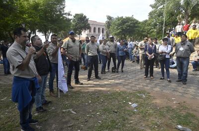 Esteban Montanía, líder de Sitrande, junto a otros sindicalistas de otros gremios de funcionarios de la ANDE, en el mitin realizado este miércoles, en la plaza frente al Congreso Nacional, en protesta contra el proyecto de ley para concesión del servicio a favor de las colonias menonitas.