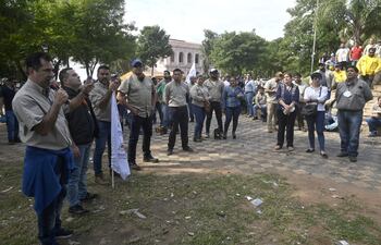 Esteban Montanía, líder de Sitrande, junto a otros sindicalistas de otros gremios de funcionarios de la ANDE, en el mitin realizado este miércoles, en la plaza frente al Congreso Nacional, en protesta contra el proyecto de ley para concesión del servicio a favor de las colonias menonitas.