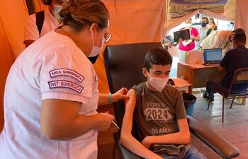 La vacunación contra el covid-19 es actualmente para chicos de 12 años en adelante, con la aplicación de terceras dosis para esa población desde esta semana.