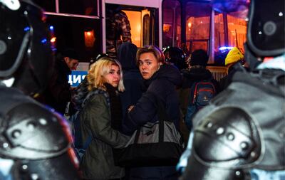 Agentes de la policía antidisturbios detienen a personas durante una protesta contra un fallo judicial que ordenó al líder de la oposición rusa Alexei Navalny encarcelado durante casi tres años en el centro de Moscú el 2 de febrero de 2021.