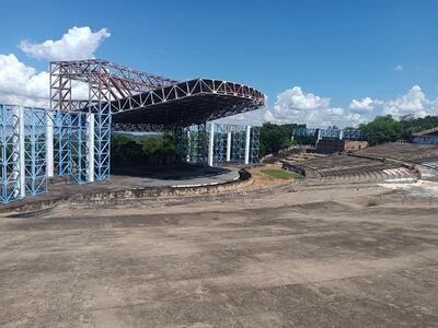 En estas condiciones se encuentra parte del Anfiteatro José Asunción Flores de San Bernardino.
