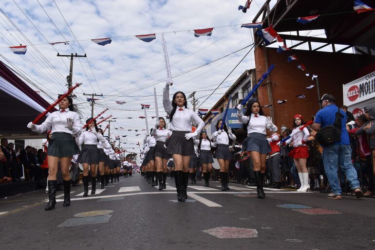 Color y bullicio se tuvo en la ciudad de Ñemby con el desfile estudiantil.
