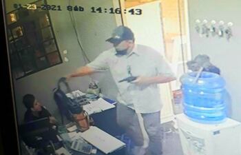 Momento en que los asaltantes con arma en mano cometieron el atraco.