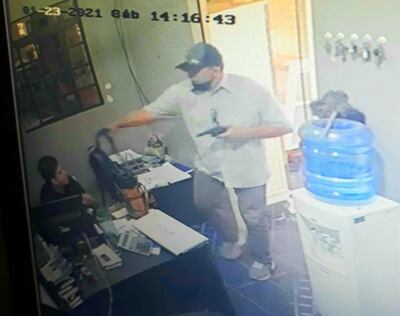 Momento en que los asaltantes con arma en mano cometieron el atraco.