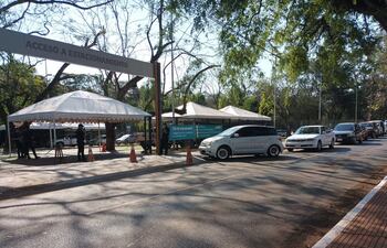 Una importante concurrencia de personas se registra este lunes en los vacunatorios del Alto Paraná.