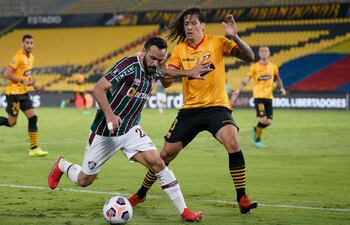 Riveros (d), uno de los referentes en la defensa del cuadro ecuatoriano.