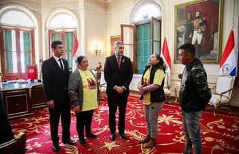 El presidente de la República, Mario Abdo Benítez, recibió hoy a la familia de Kiara Jazmín Leiva, niña fallecida en un accidente en 2021