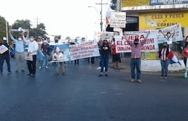Manifestación frente a la sede de la Municipalidad de Ñemby este sábado 20 de junio.