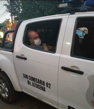 El doctor Miguel Ángel Cabarcos en una patrullera de la Policía, luego de su detención en Coronel Oviedo el 18 de agosto pasado.