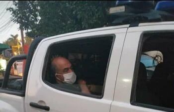 El doctor Miguel Ángel Cabarcos en una patrullera de la Policía, luego de su detención en Coronel Oviedo el 18 de agosto pasado.