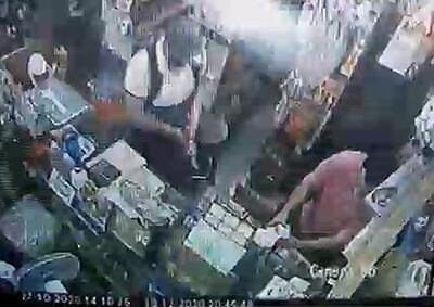 El delincuente arma en mano obliga a la víctima a entregar el dinero.