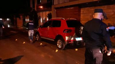 Agentes policiales verifican  el automóvil Volkswagen Crossfox que conducía el narcotraficante cuando fue abatido anoche en el barrio Virgen de Caacupé de Pedro Juan Caballero.