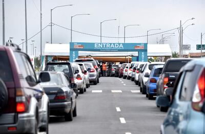 Muchos que no pudieron vacunarse el jueves, decidieron pasar la noche en la Costanera de Asunción por temor a perder su segunda dosis del antiviral.
