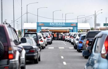 Muchos que no pudieron vacunarse el jueves, decidieron pasar la noche en la Costanera de Asunción por temor a perder su segunda dosis del antiviral.
