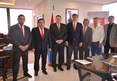 El dirigente colorado y exoviedista Richar Estanislao Gómez Caballero (centro) asumió hoy como nuevo director titular de la Conatel. A su derecha, el titular del ente Juan Carlos Duarte. (Foto gentileza).