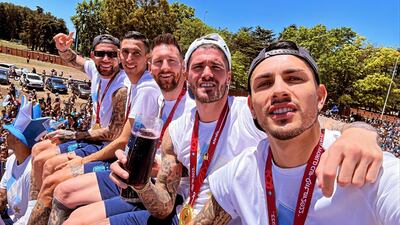 La selfie de los campeones: Nicolás Otamendi, Ángel Di María, Lionel Messi, Rodrigo De Paul y Leandro Paredes (de izquierda a derecha).