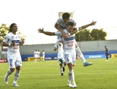 Leonardo Villagra celebra con Santacruz y Beltrán tras anotar el gol ante Guaireña en el Apertura.