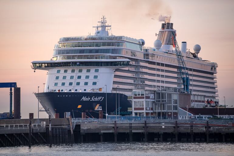 ARCHIVO - El crucero "Mein Schiff 3", del operador turístico TUI, amarrado en el puerto alemán de Cuxhaven. A comienzos de septiembre zarpará hacia Reino Unido en su primer viaje postmandemia desde el vecino puerto de Bremerhaven, según informó TUI. Foto: Sina Schuldt/dpa