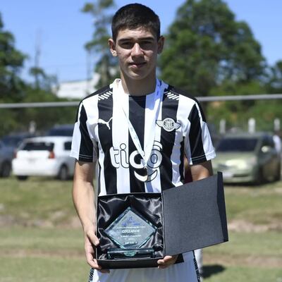 El delantero Rodrigo Vera (15 años), podría tener chances de debutar en el primer equipo de Libertad.