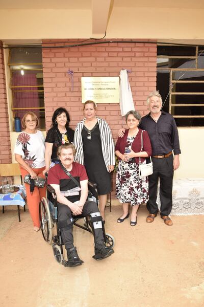 Familiares del Dr. Aníbal Espínola Fernández participaron hoy del descubrimiento de placa en el Hospital de San Ignacio.