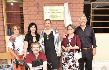 Familiares del Dr. Aníbal Espínola Fernández participaron hoy del descubrimiento de placa en el Hospital de San Ignacio.