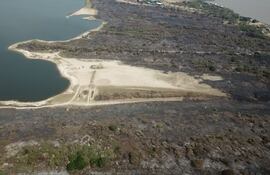 Ecosistemas devastados por las quemas intencionales en la bahía de Asunción.