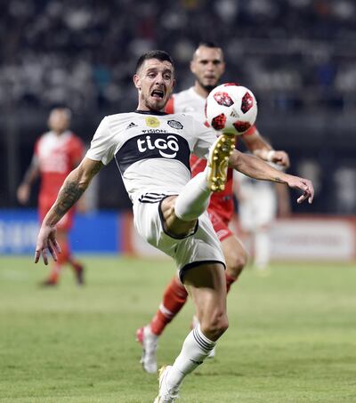 Alejandro Silva se estira buscando llegar a la pelota en lo que fue el partido frente a River Plate (1-1), el 8 de marzo en Para Uno, el último disputado antes de ir a la obligada pausa por la pandemia.