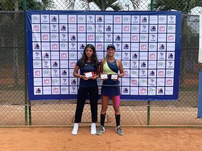 A la izquierda, Catalina Delmás Schaerer (14 años), campeona en Colombia.