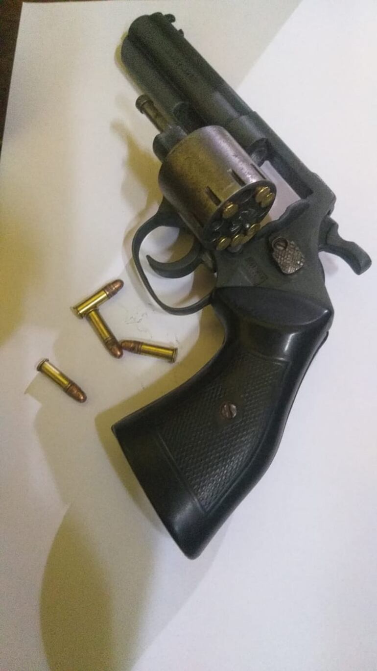 Arma de fuego encontrada supuestamente en poder de Darío César Zárate Bernal.