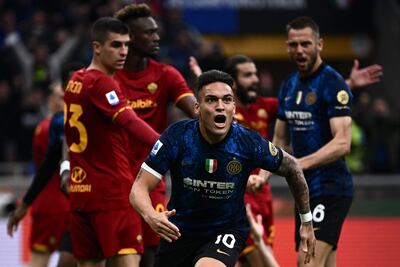 Lautaro Martínez inicia el festejo tras anotar el tercer gol para Inter ante Roma.