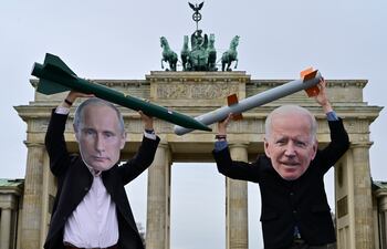 Activistas con máscaras de los presidentes de EE.UU. y Rusia, Joe Biden y Vladimir Putin, se manifiestan por el desarme nuclear en Berlín, Alemania.
